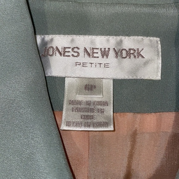 Silk Business Suit.  100% Silk!!!  Vintage.  Cuffed legs.  Pleated pant front. - Picture 2 of 14